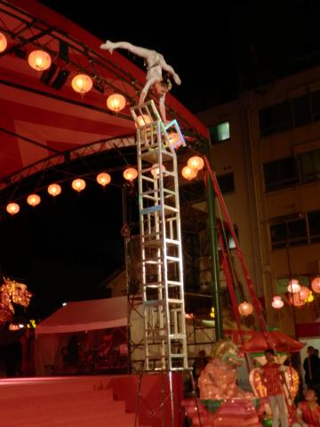 椅子倒立 椅子倒立