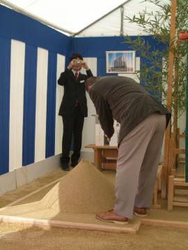 地鎮祭鍬入れの儀111019_02 地鎮祭鍬入れの儀111019_02