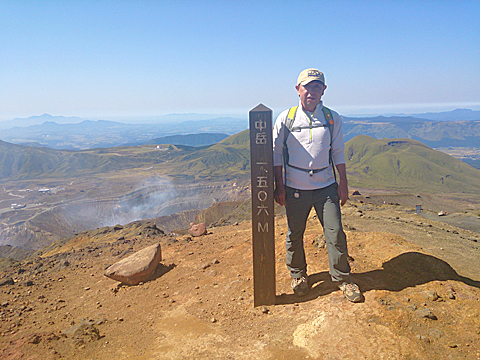 噴火口をバックに中岳山頂