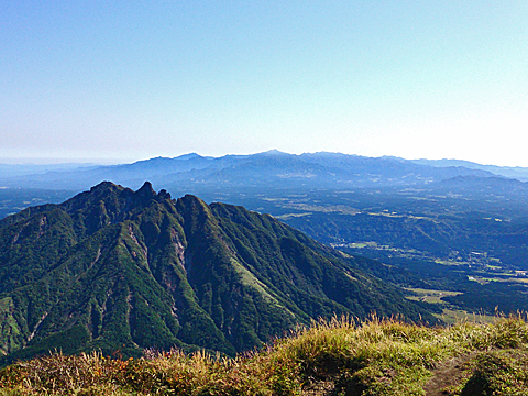 高岳東峰から根子岳と祖母山
