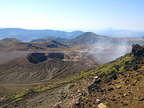 中岳下山途中からの火口・烏帽子岳と俵山