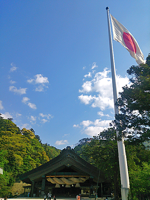 神楽殿と日本一の日の丸